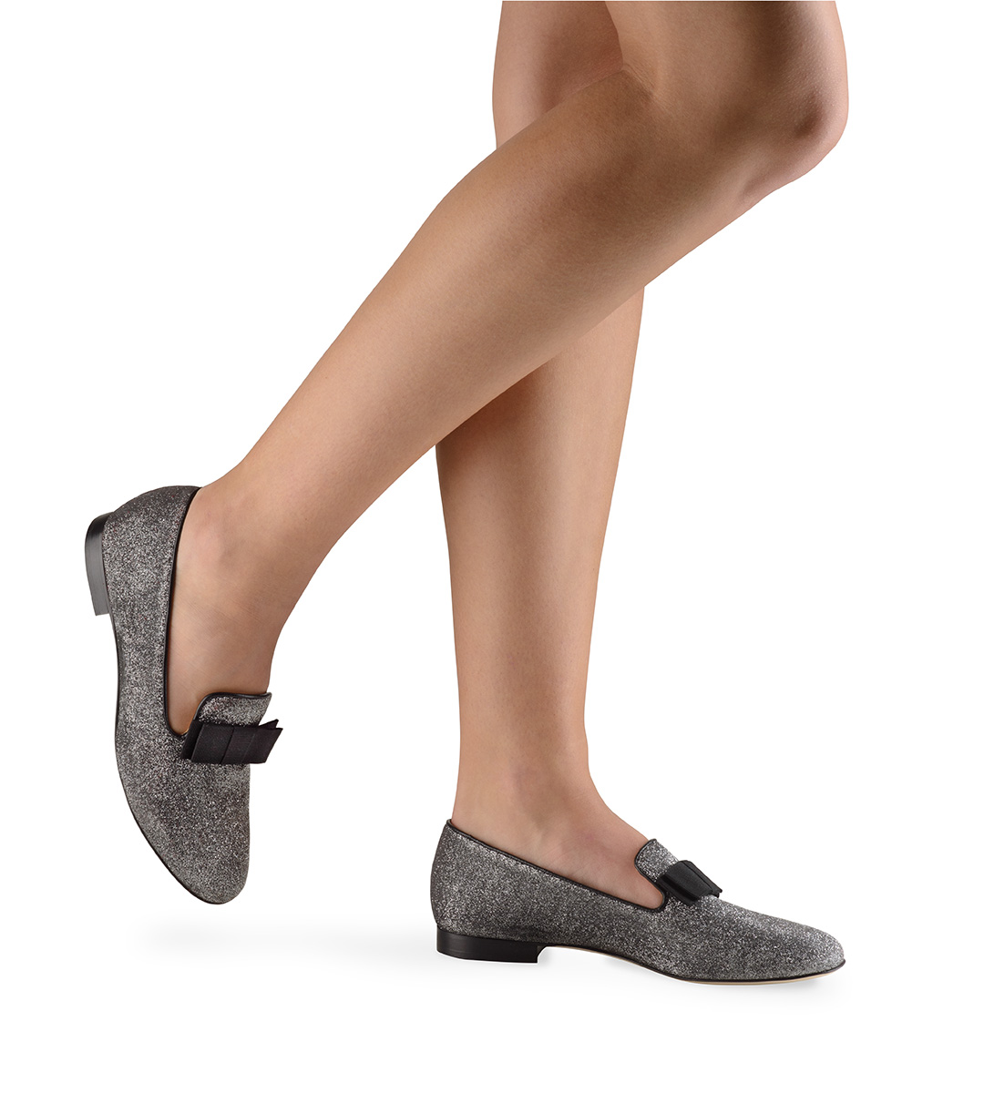 Loafer Linn Eine junge Frau trägt den Loafer Linn in Glitzer