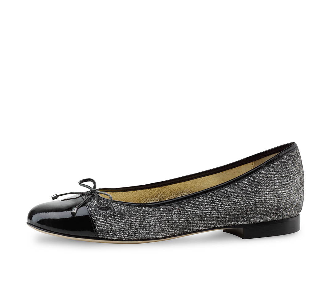 Kay Ballerinas mit einer Kombination aus feinstem Englischen Brokat in schwarz/silber und Italienischem Kalblack